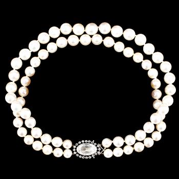 A two strand cultured pearl necklace, 10,4-8 mm.