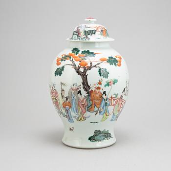 A Chinese porcelain urn with cover, 20th century.