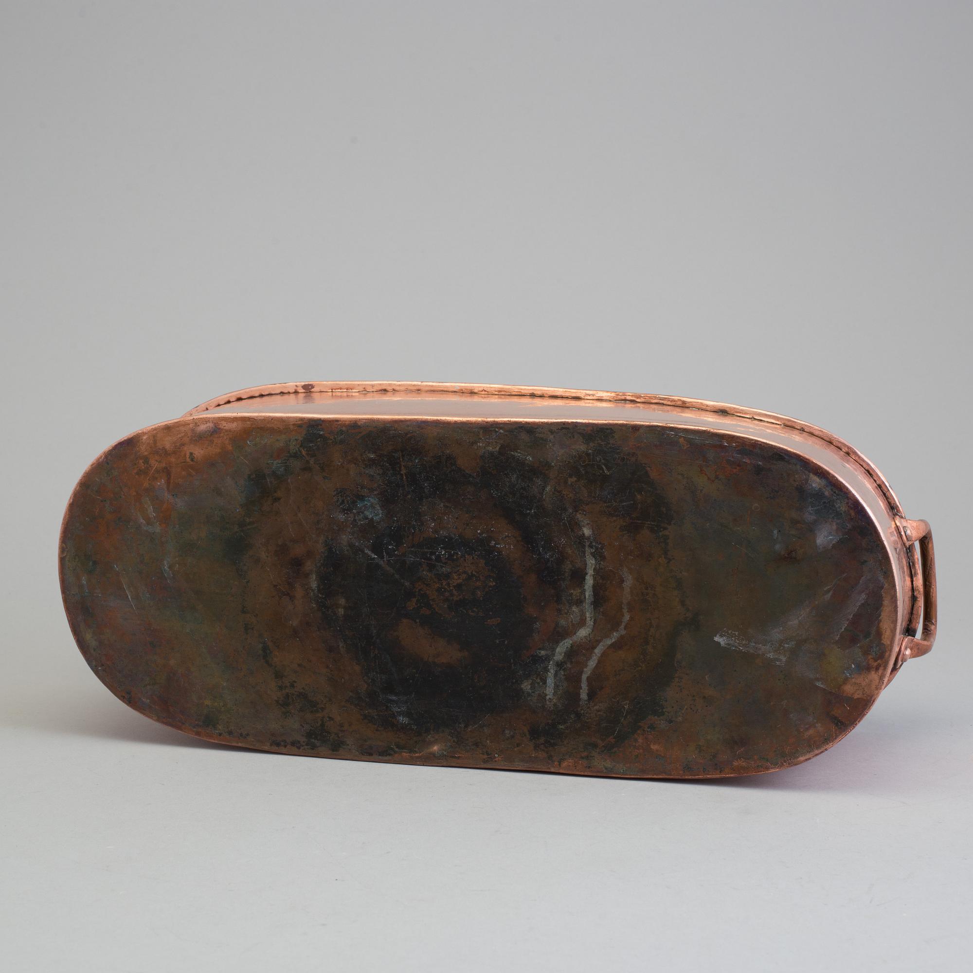 A 19TH CENTURY COPPER FISH KETTLE.