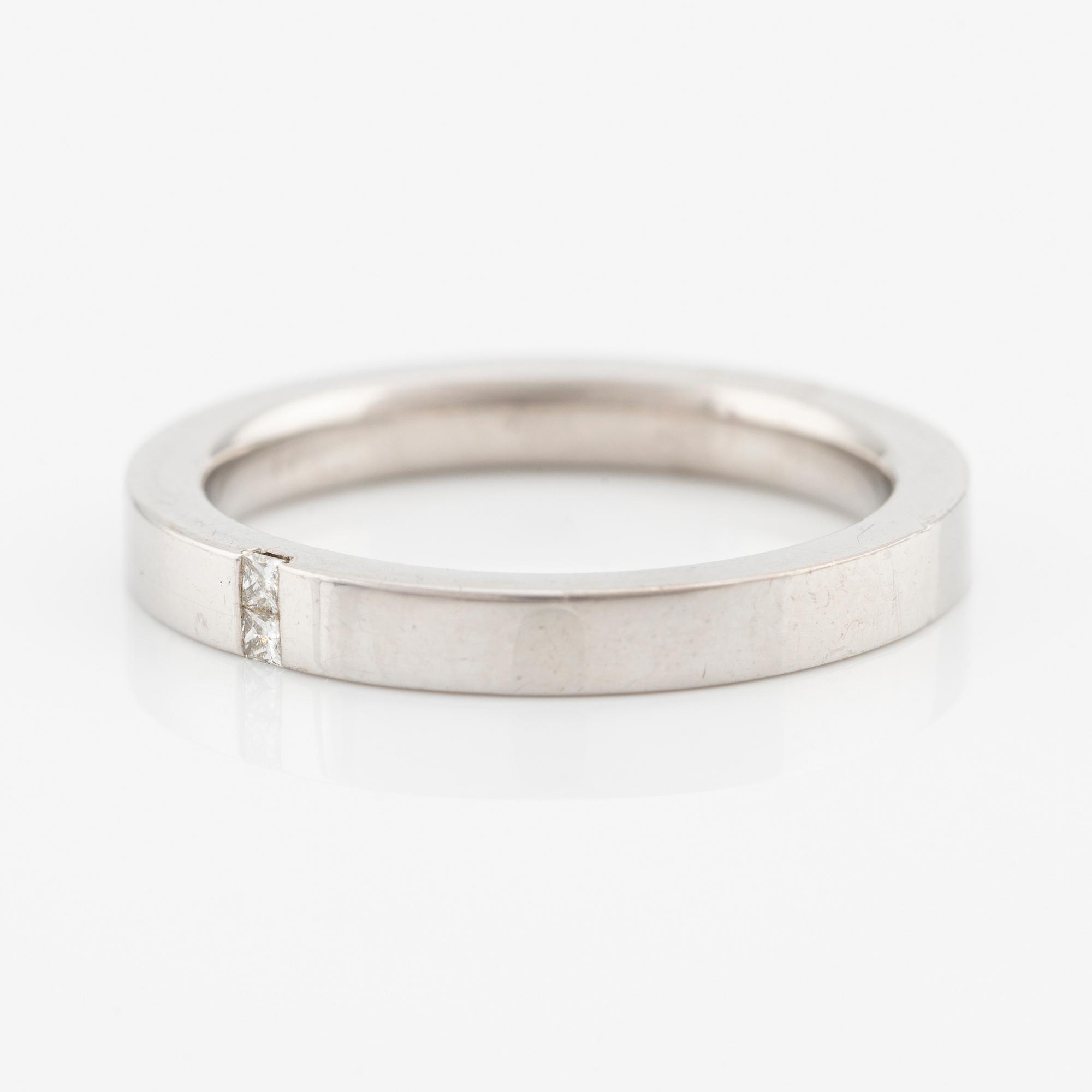 Ring 18K vitguld med prinsesslipade diamanter.