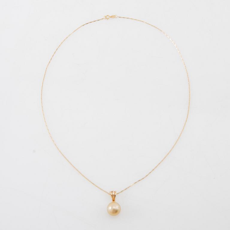 Necklace of 14K and 18K gold with a cultured pearl.