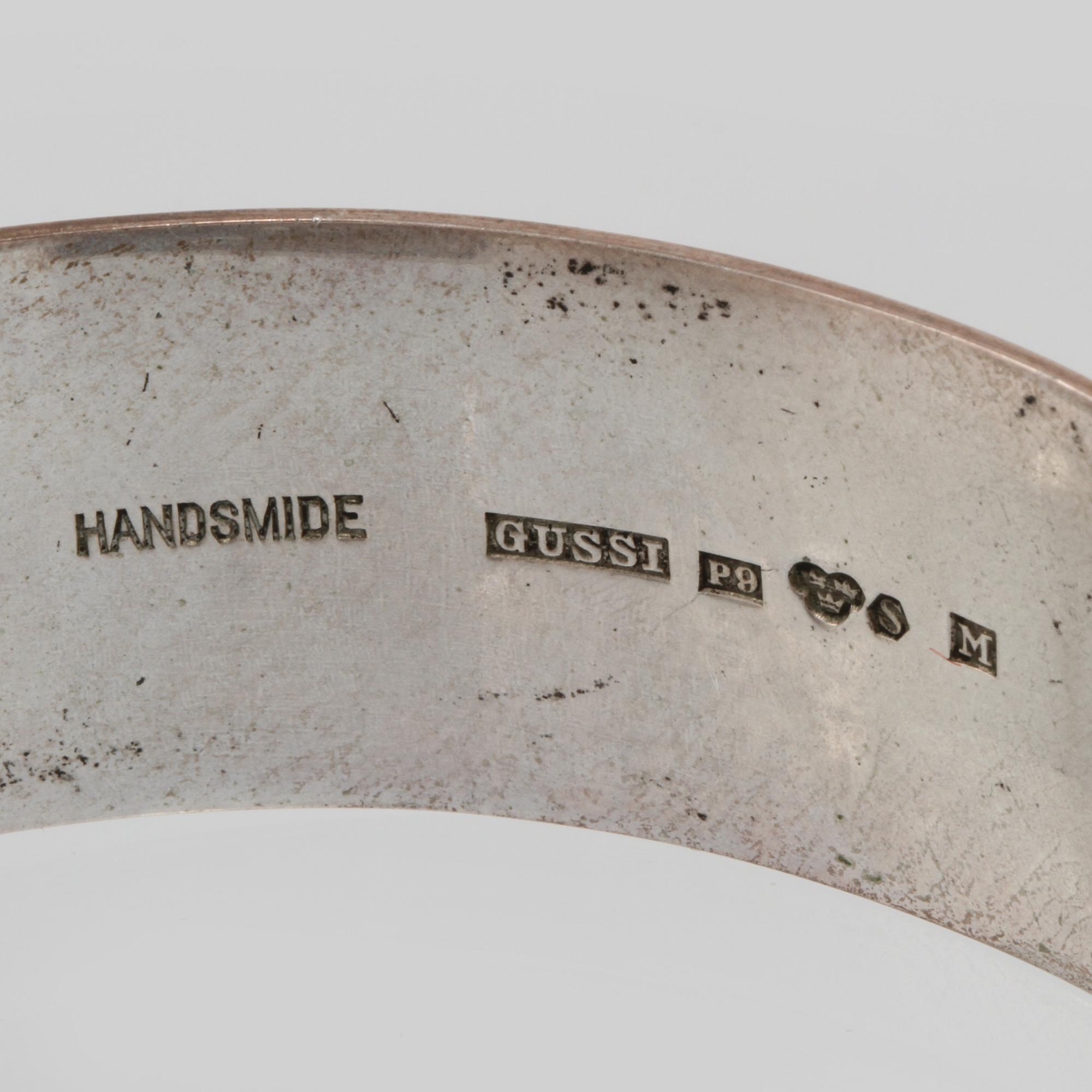 ARMRING, silver med smaragdslipad rökkvarts, Gussi, Malmö, 1965. Vikt 41,6 gram.
