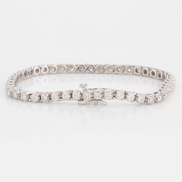 A TENNISBRACELET set with round brilliant-cut diamonds.