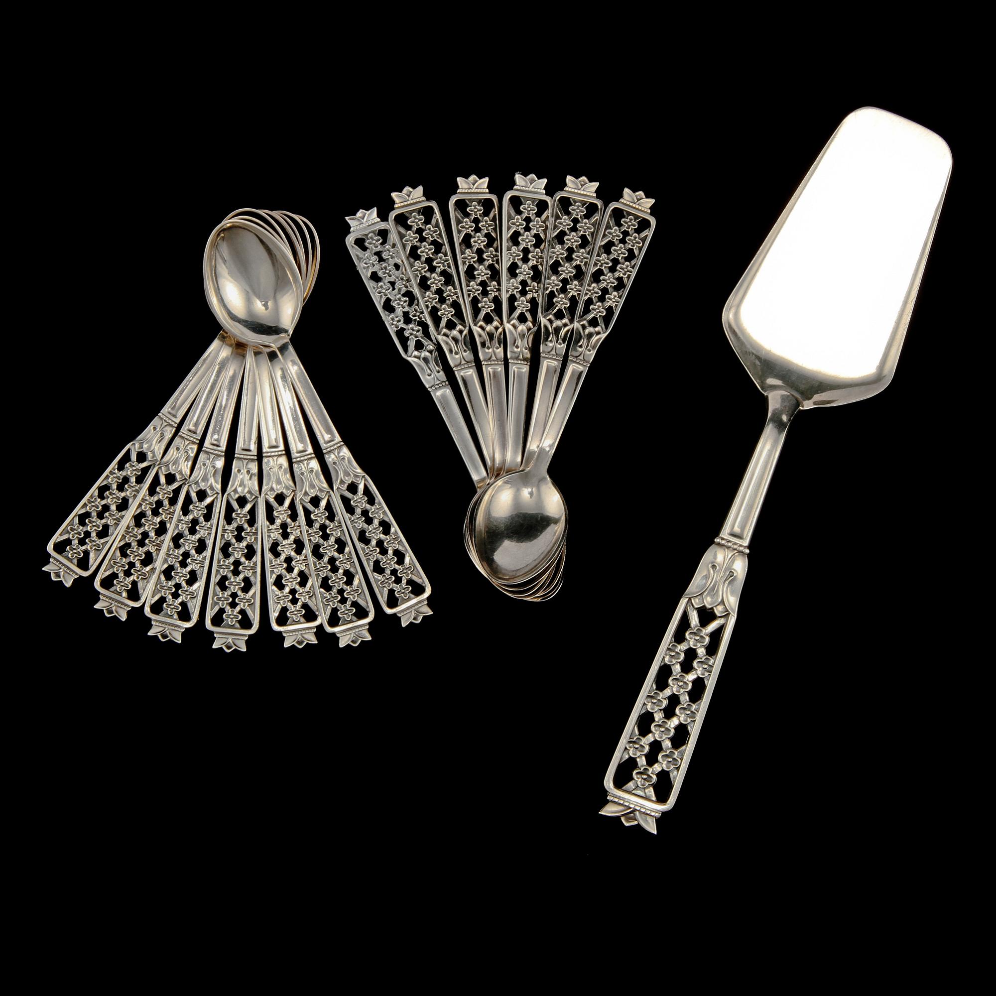 KAFFESKEDAR 13 st samt TÅRTSPADE, silver, CESONS, Göteborg, 1960-tal, vikt 200g.