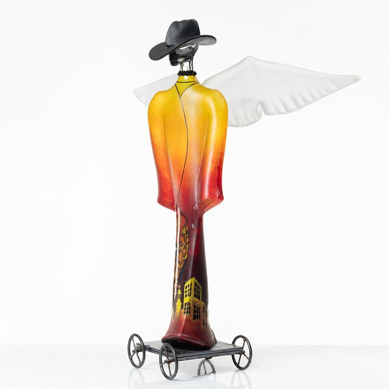 Kjell Engman, Bevingad figur i röd rock.