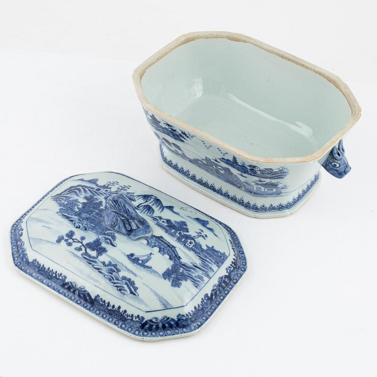 A blue and white porcelain turreen, China,  Qianlong (1736-95).