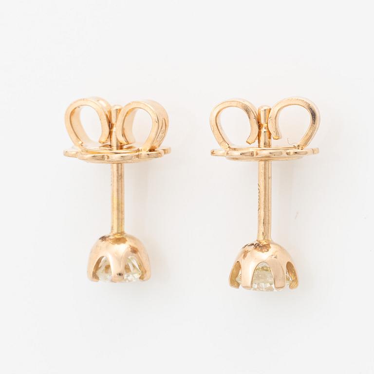 Earrings with brilliant-cut diamonds.