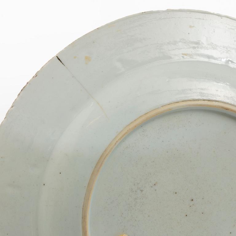 Tallrikar, tre stycken, porslin. Qingdynastin, 1700-tal.