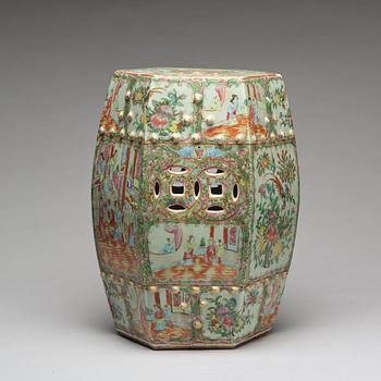 TRÄDGÅRDSPALL, porslin. Qingdynastin, Kanton, 1800-tal.