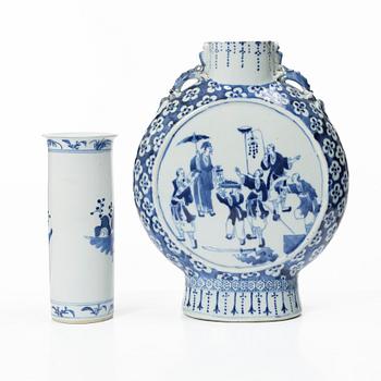 Pilgrimskrus samt vas, porslin. Qingdynastin, sent 1800-tal.