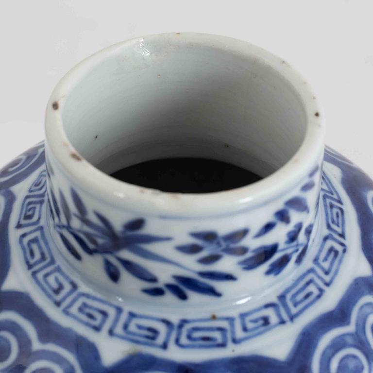 A pair of blue and white porcelain urn with covers, late Qing dyansty, 19th century.