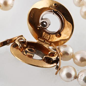 COLLIER, odlade pärlor, lås i 18K guld med briljantsliapd diamant samt fasettslipad blå safir, Ole Lynggaard.