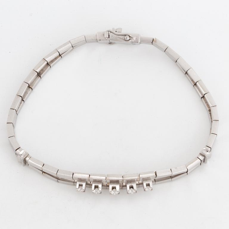 18K white gold and brilliant-cut diamond bracelet.