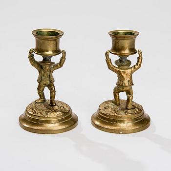 SKRIVBORDSGARNITYR, 5 delar, mässing, 1880-tal.
