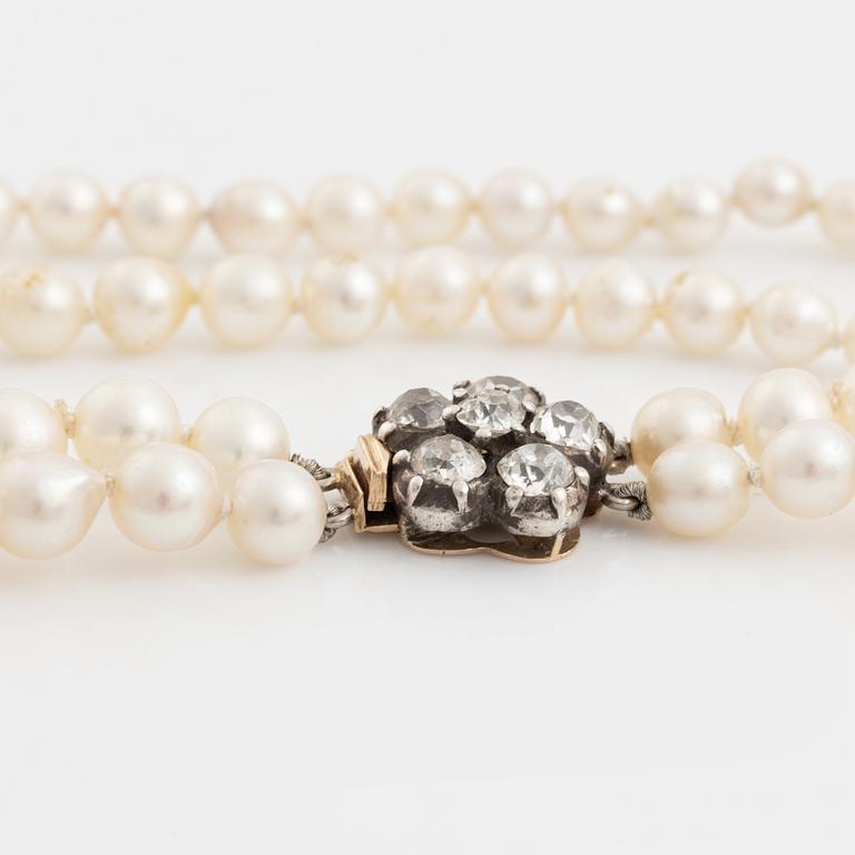 Collier, double-strand pearls with a clasp in 18K gold with diamonds.