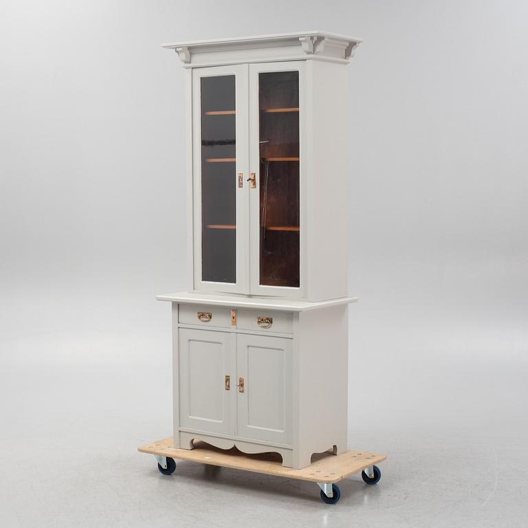 Vitrinskåp, jugend, 1900-talets början.