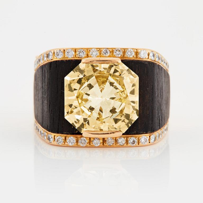 A Paul Binder ring with a modified radiant-cut diamond ca 7 cts quality ca Light Yellow vvs-vs.