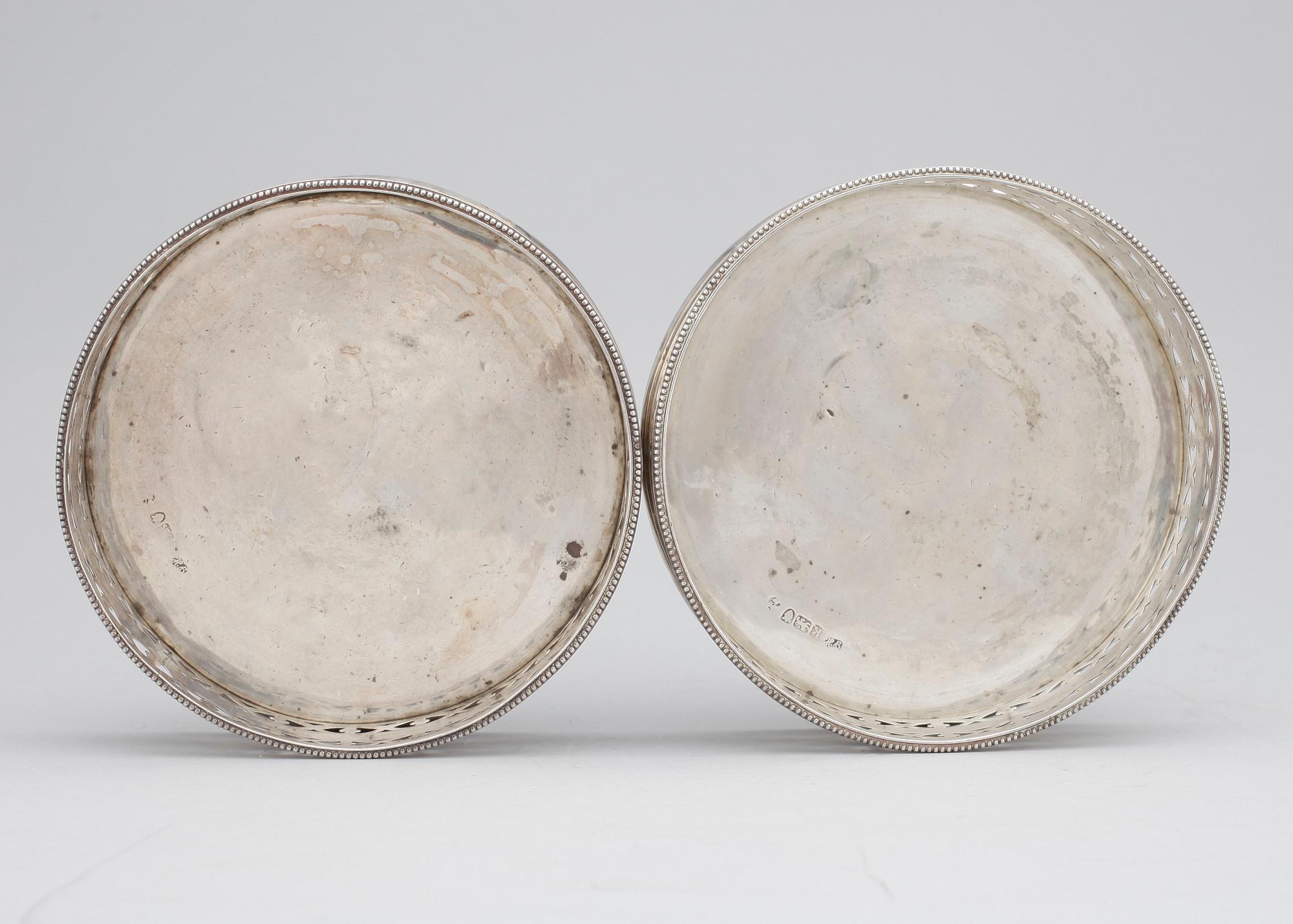 COASTERS, ett par, silver, Hester Bateman, London, England, 1785.