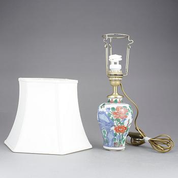 BORDSLAMPA, porslin, Kina, 1900-tal.