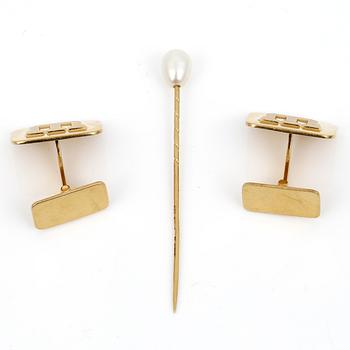 KRAVATTNÅL SAMT MANSCHETTKNAPPAR ett par, 18k guld, bl a G. Dahlgren & Co, Malmö 1974.