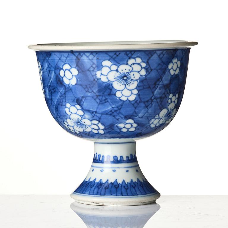 Stemcup, porslin. Qingdynastin, Kangxi (1662-1722).