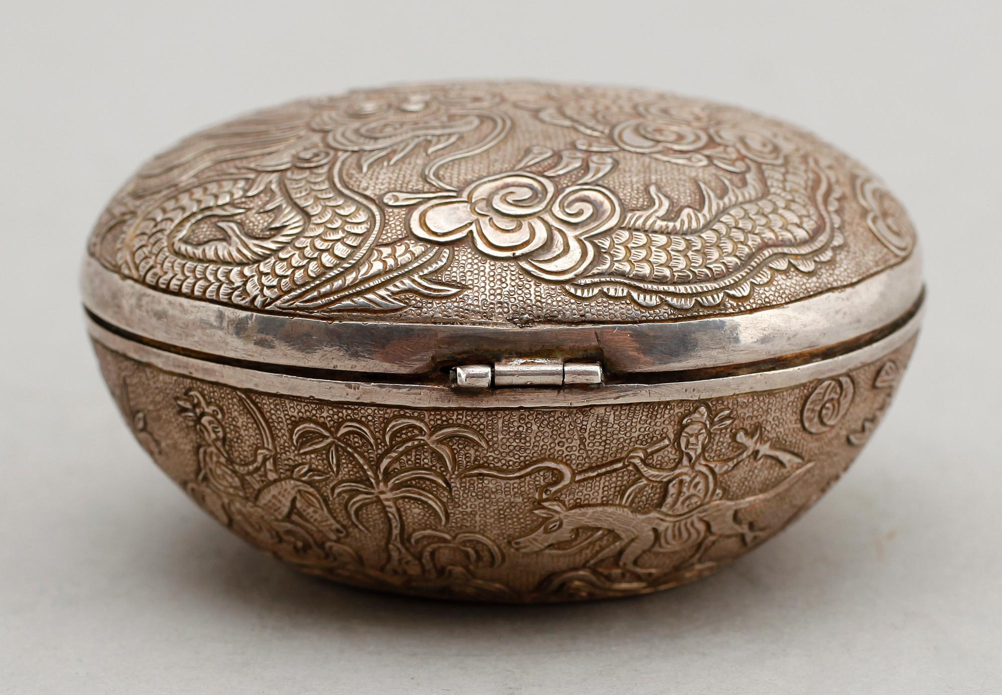 DOSA, silver, sign, Kina. Vikt ca 94 g.