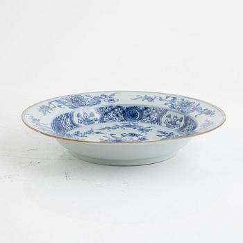 A set of six blue and white soup plates, Qing dynasty, Qianlong (1736-95).