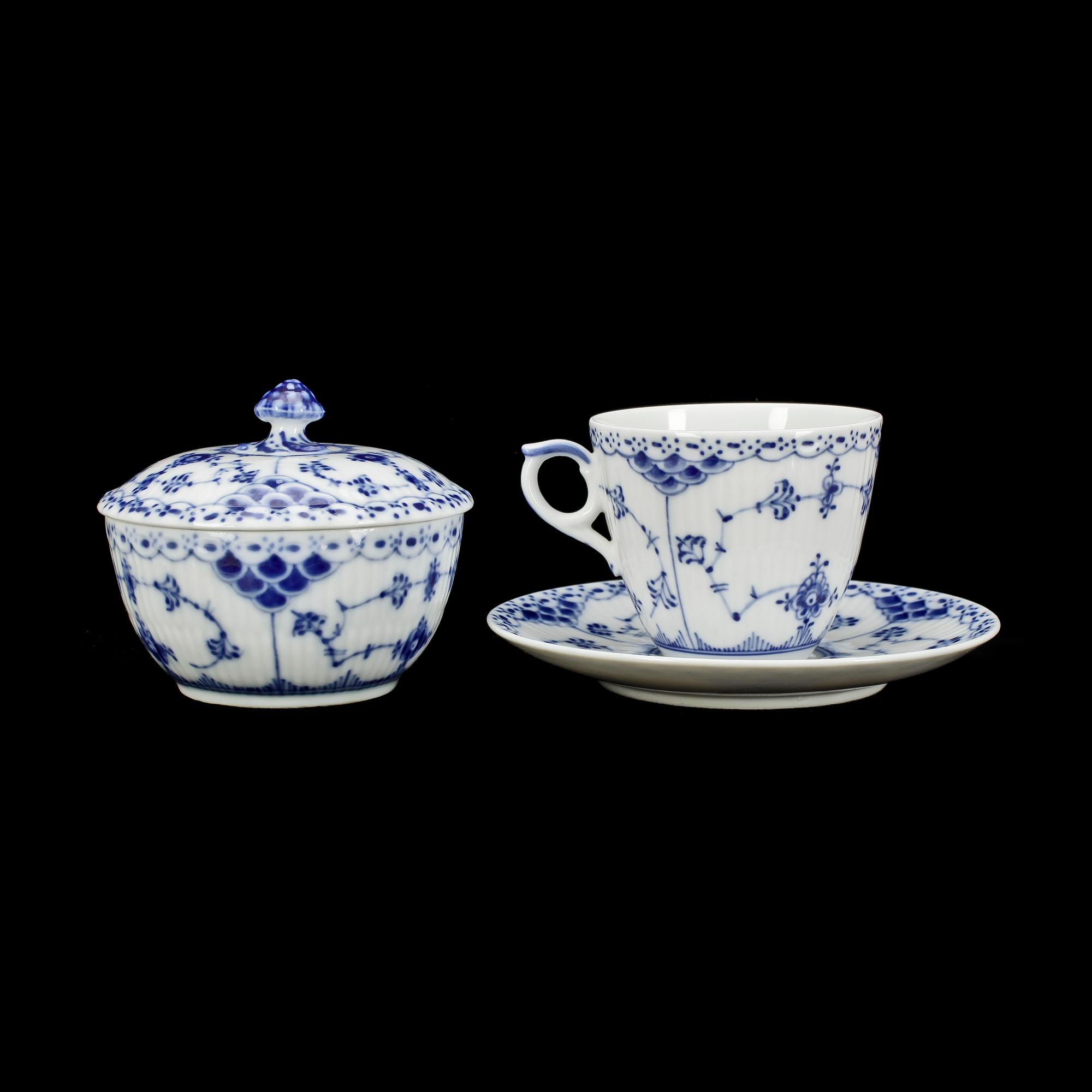 KAFFEKOPPAR MED FAT, 12 st, samt SOCKERSKÅL MED LOCK, porslin, "Musselmalet", Royal Copenhagen. 1900-talets andra hälft.