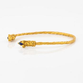 A presumably modern gold bracelet in the Greco-Roman-style.