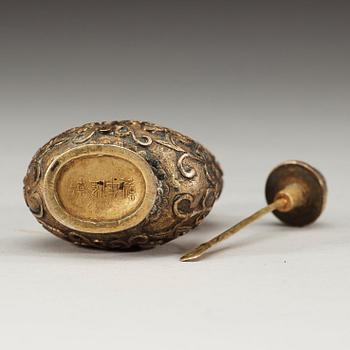 SNUSFLASKA, försilvrad kopparlegering. Sen Qing dynastin (1644-1912), med Qianlong fyra karaktärers märke.