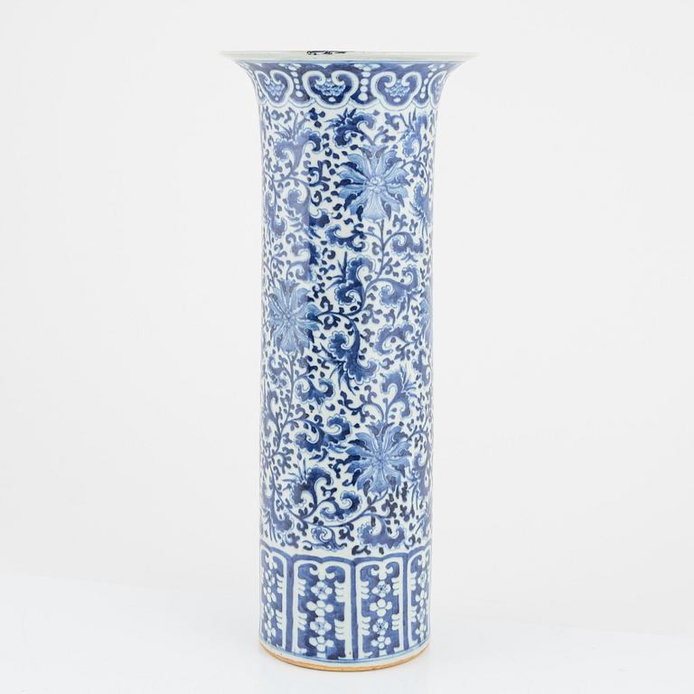A porcelain vase, China, late Qing dynasty/early 20th century.