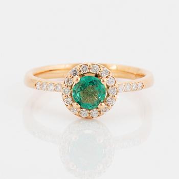 RING, med smaragd och briljantslipade diamanter.