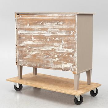 Chest of drawers, early 20th century.