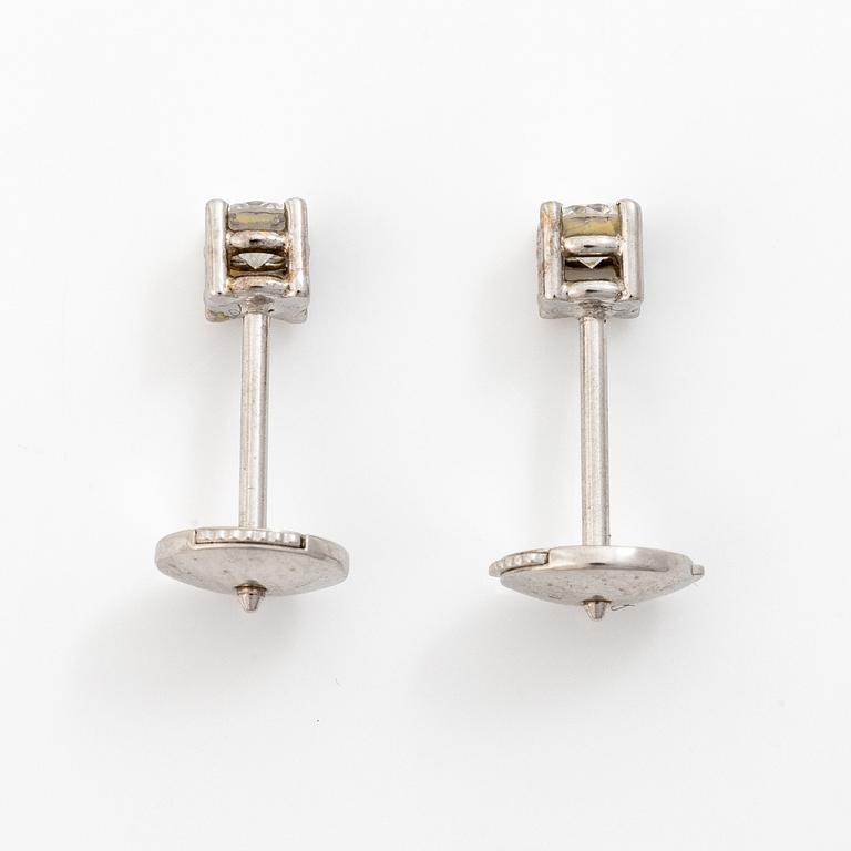 18K white gold earrings with brilliant-cut diamonds.
