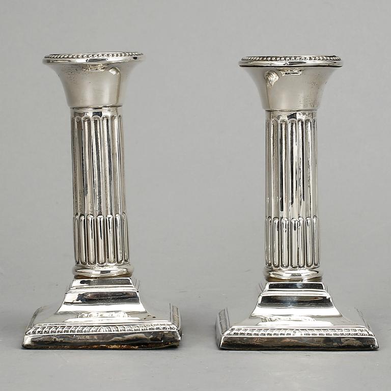 LJUSSTAKAR, ett par, silver, gustaviansk stil, Williams Birmingham Ltd, Birmingham, England, 1910.