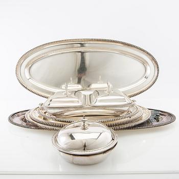 Serving dishes and sauceboats 9 pcs Mappin & Webb silver plate England early 20th century.