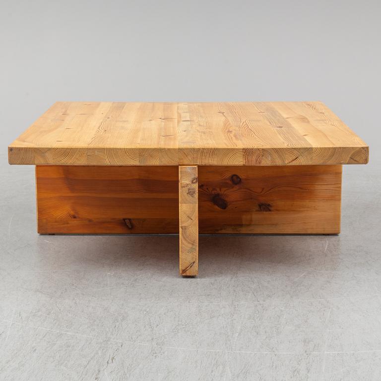 A late 20th Century coffee table.