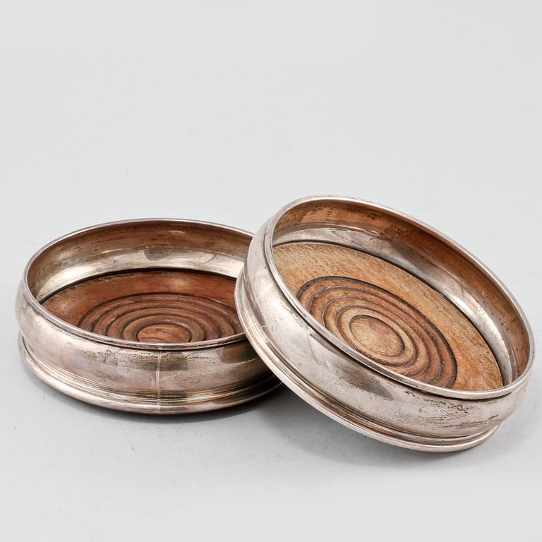 COASTERS, ett par, silver, London, England, 1978.