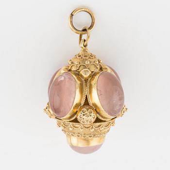 Hängsmycke, 18K guld med cabochonslipad rosenkvarts.