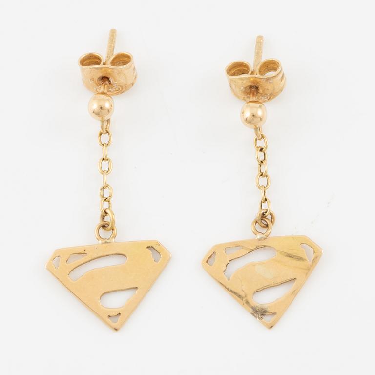 Pendant with chain and a pair of earrings, 18K gold, in the form of Superman/Superwoman logo.