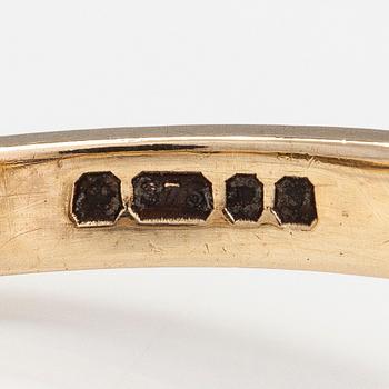 A 9K gold ring with a cultured pearl and diamonds ca. 0.035 ct in total. United Kingdom.