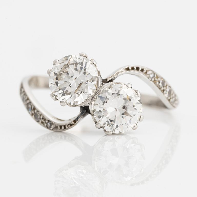 Ring, tvillingring, platina med två briljantslipade diamanter.