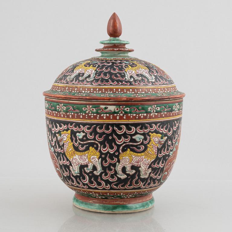 A Benjarong porcelain bowl with cover, Thailand, 19th century.