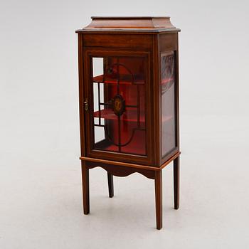 VITRINSKÅP, England, 1900-talets första hälft.