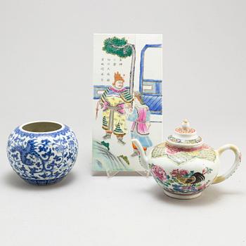 A famille rose teapot, blue and white jar and a placquer, Qing dynasty and 20th century.