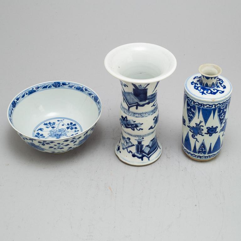 Two blue and white vases and bowl, Qing dynasty, Kangxi (1664-1722).