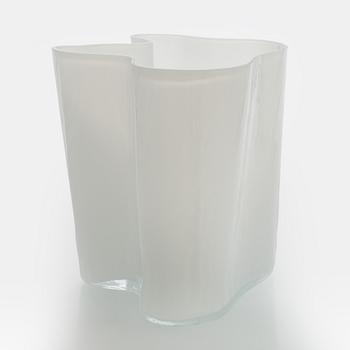 Alvar Aalto, a glass vase, 3031, signed Alvar Aalto.