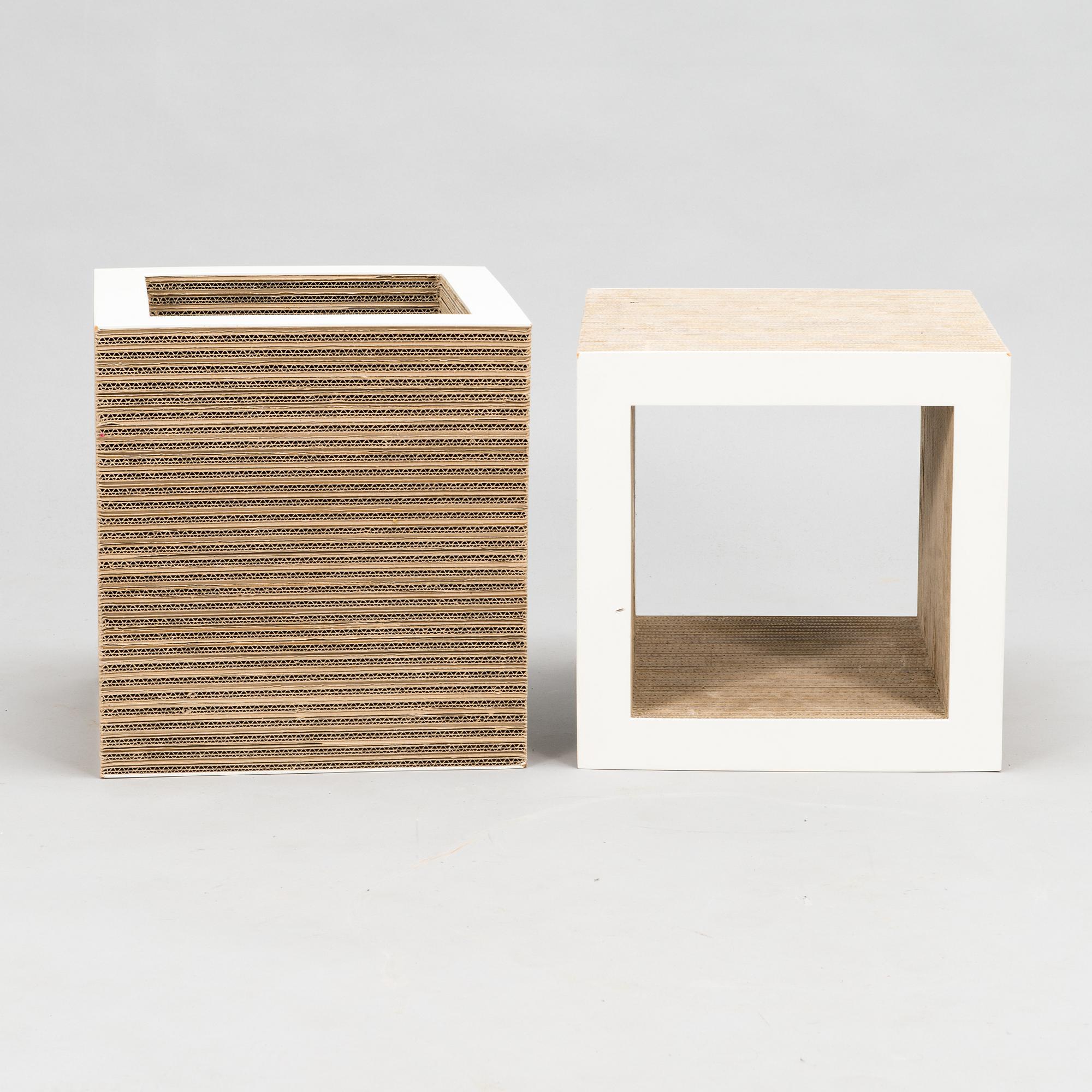 Frank Gehry, "Cube", 2 kpl, Easy Edge -sarja, Vitra. Sarja muotoiltu 1972.