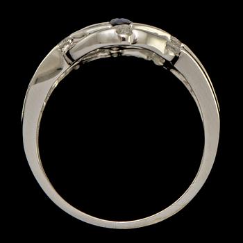 RING, 14k vitguld med fasettslipad blå safir samt 10 små briljantslipade diamanter, 2000-tal. Vikt 3 g.