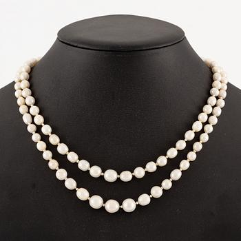 Pärlcollier två rader pärlor, sannolikt naturliga, lås med en rosenslipad diamant.